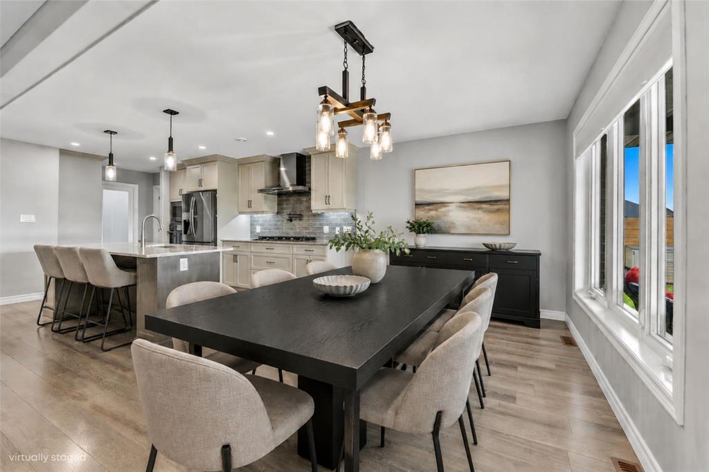 3960 Cullen Drive, Plympton-Wyoming, ON - Indoor Photo Showing Dining Room