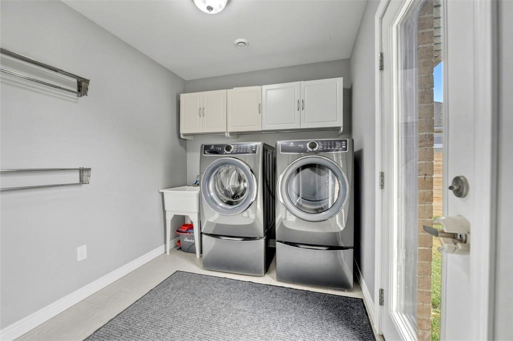 3960 Cullen Drive, Plympton-Wyoming, ON - Indoor Photo Showing Laundry Room