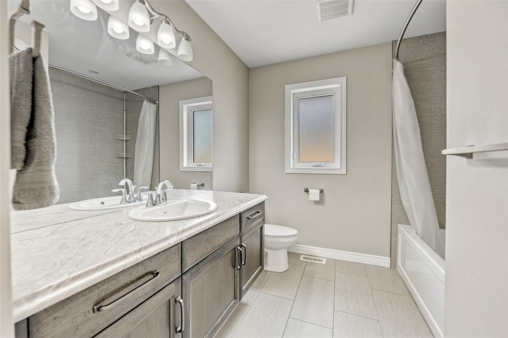 3960 Cullen Drive, Plympton-Wyoming, ON - Indoor Photo Showing Bathroom