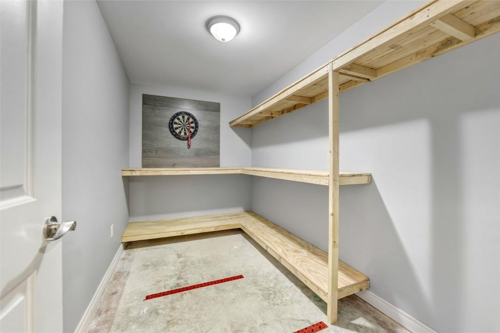 3960 Cullen Drive, Plympton-Wyoming, ON - Indoor With Storage
