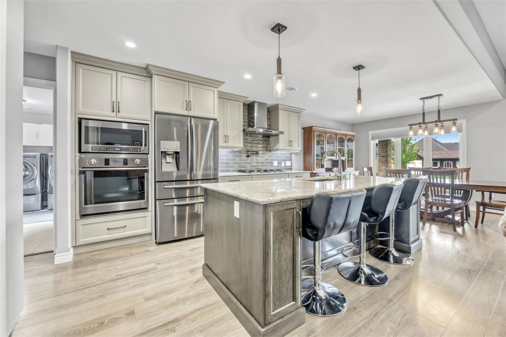 3960 Cullen Drive, Plympton-Wyoming, ON - Indoor Photo Showing Kitchen With Upgraded Kitchen