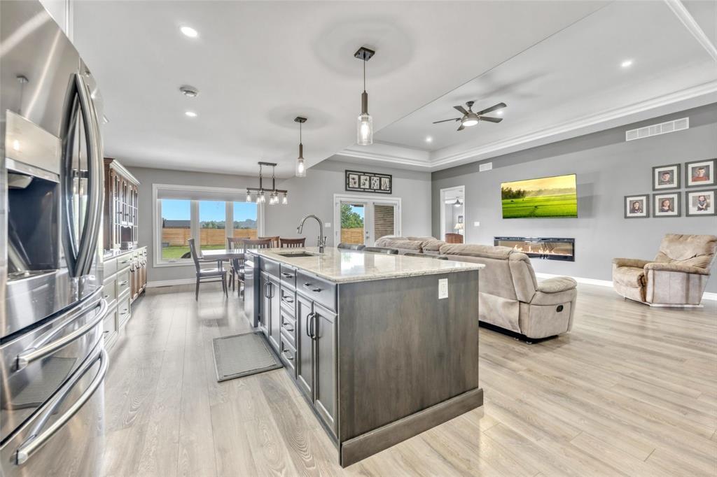 3960 Cullen Drive, Plympton-Wyoming, ON - Indoor Photo Showing Kitchen With Upgraded Kitchen