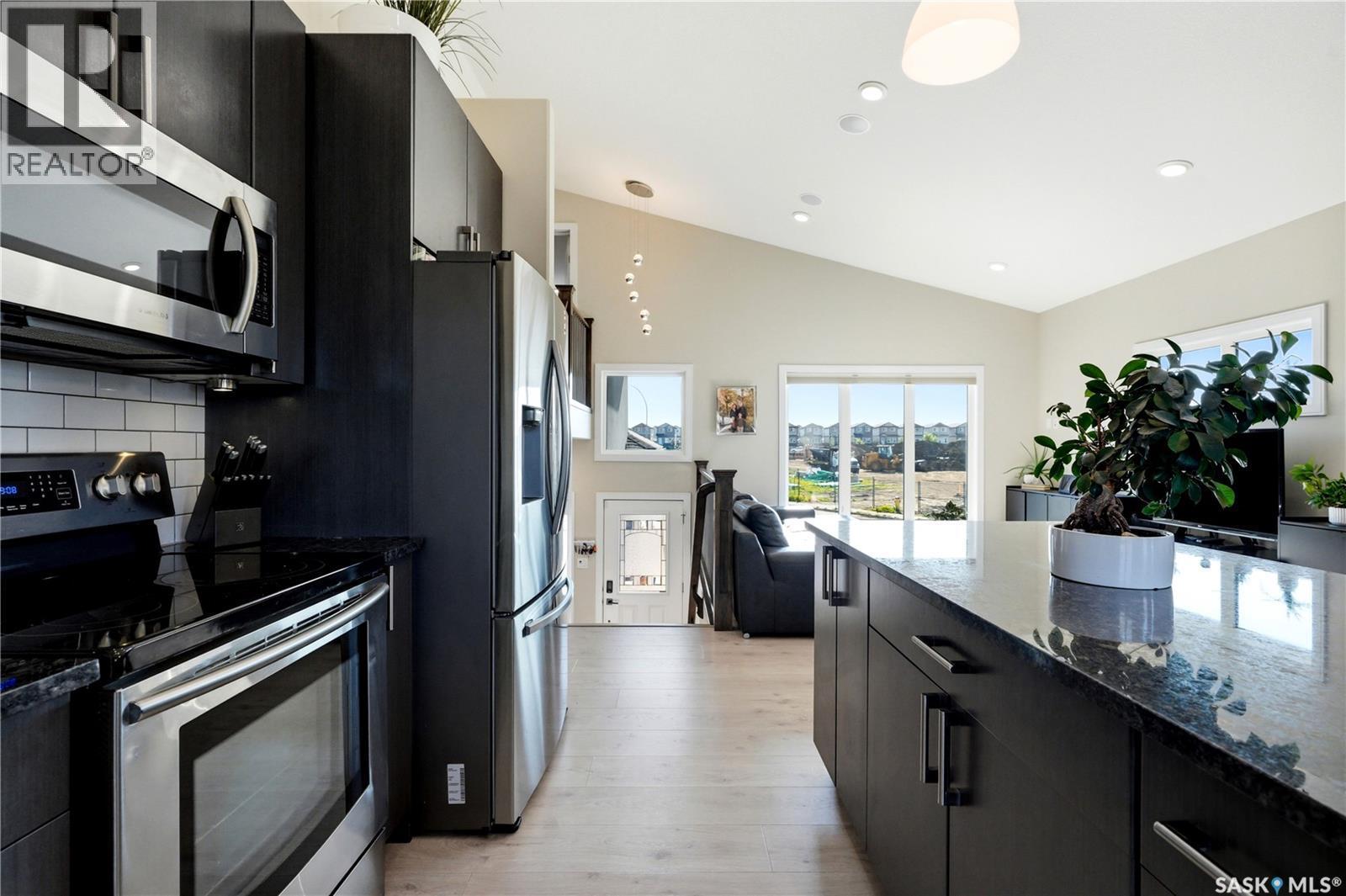 822 Werschner Court, Saskatoon, SK - Indoor Photo Showing Kitchen With Upgraded Kitchen