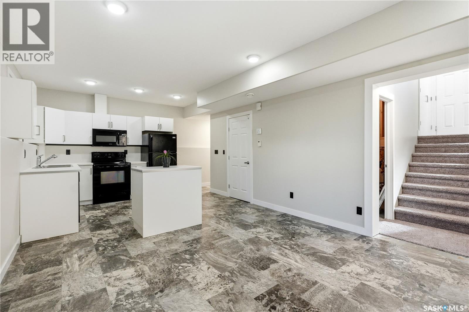 822 Werschner Court, Saskatoon, SK - Indoor Photo Showing Kitchen