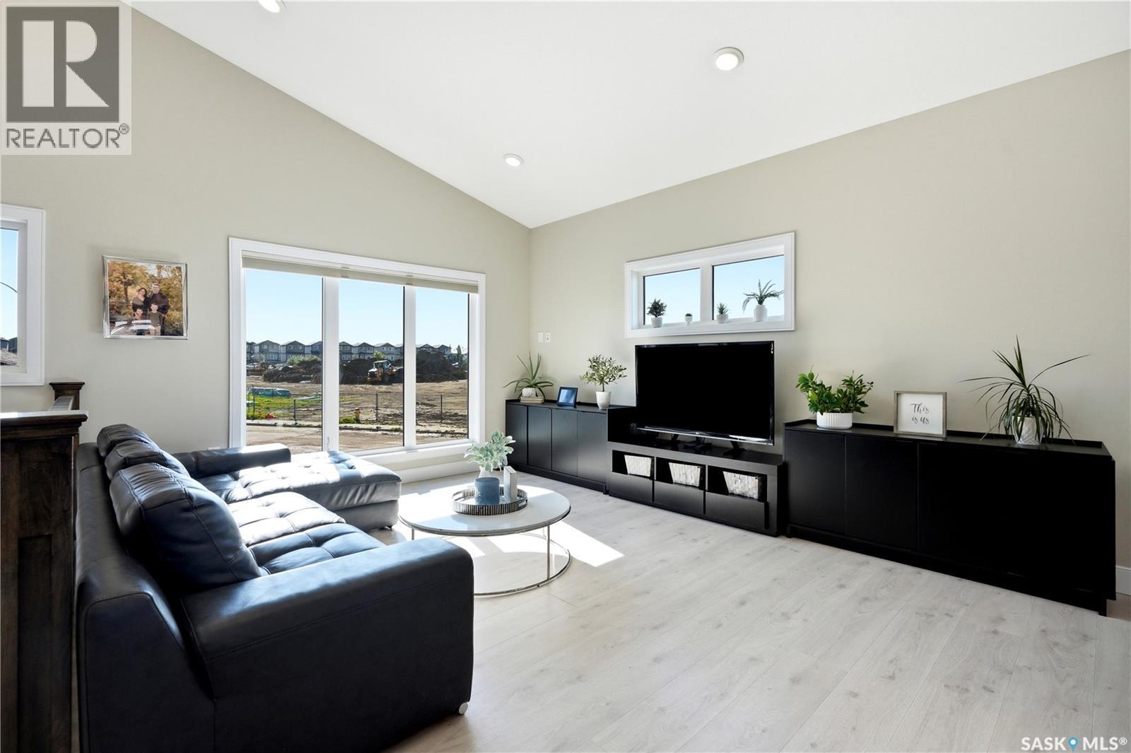 822 Werschner Court, Saskatoon, SK - Indoor Photo Showing Living Room