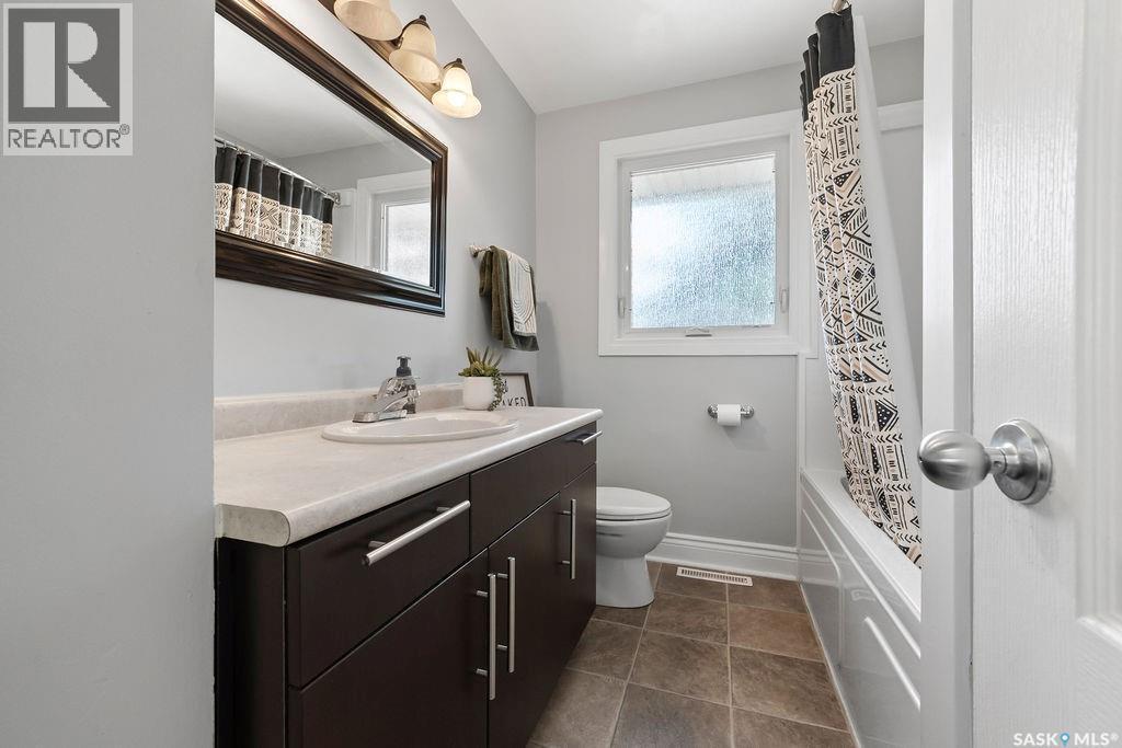 5309 1St Avenue, Regina, SK - Indoor Photo Showing Bathroom