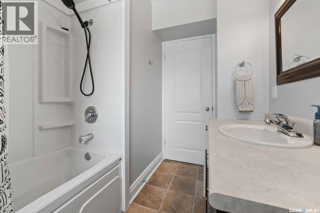 5309 1St Avenue, Regina, SK - Indoor Photo Showing Bathroom