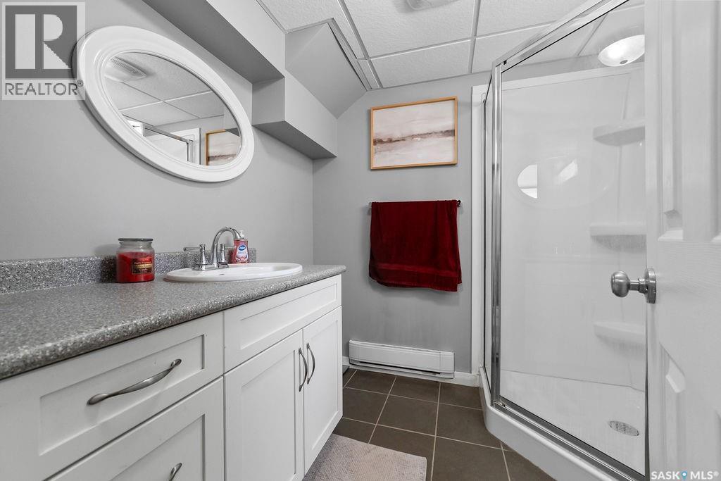 5309 1St Avenue, Regina, SK - Indoor Photo Showing Bathroom