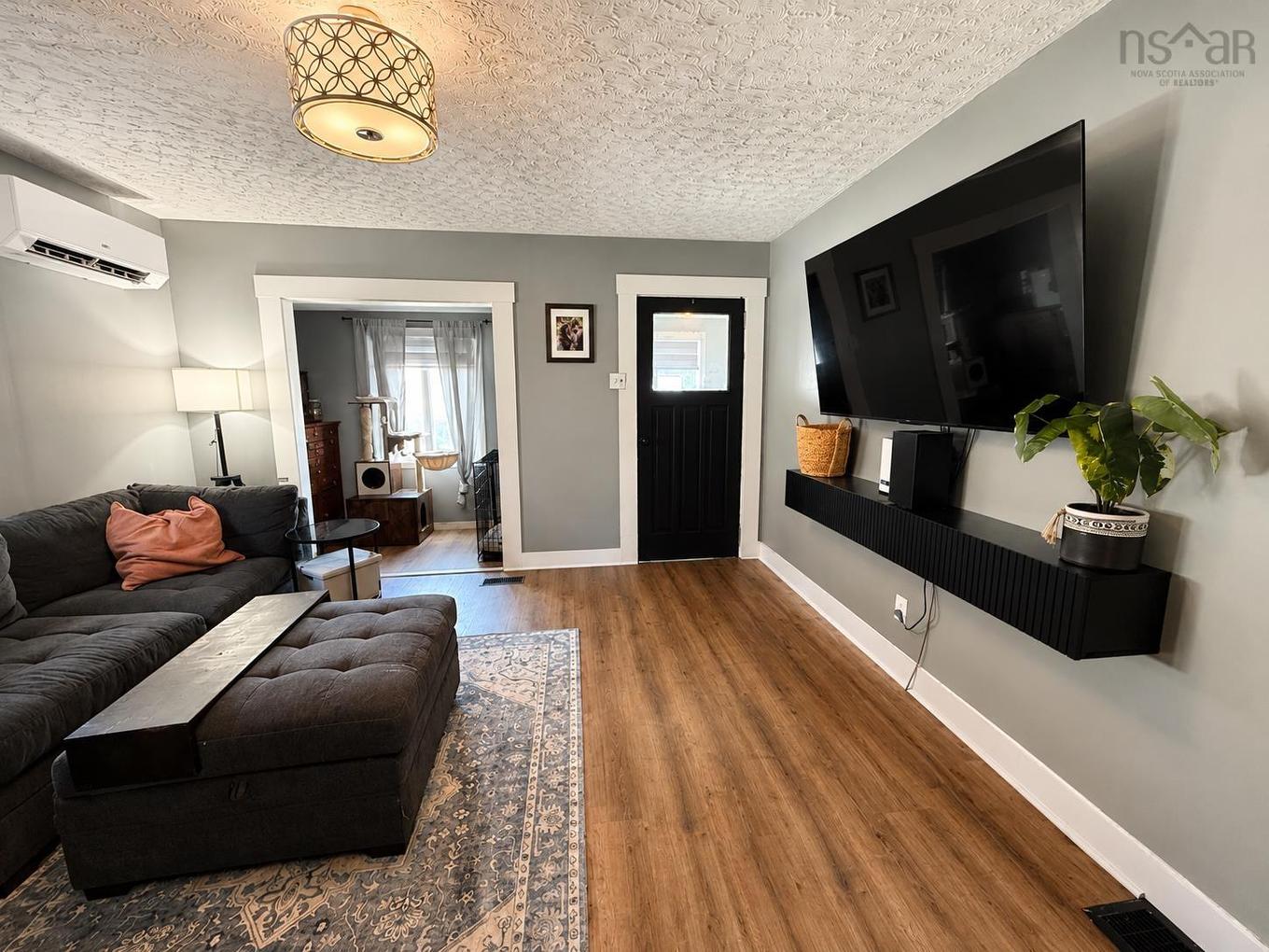 364 Queen Street, Truro, NS - Indoor Photo Showing Living Room