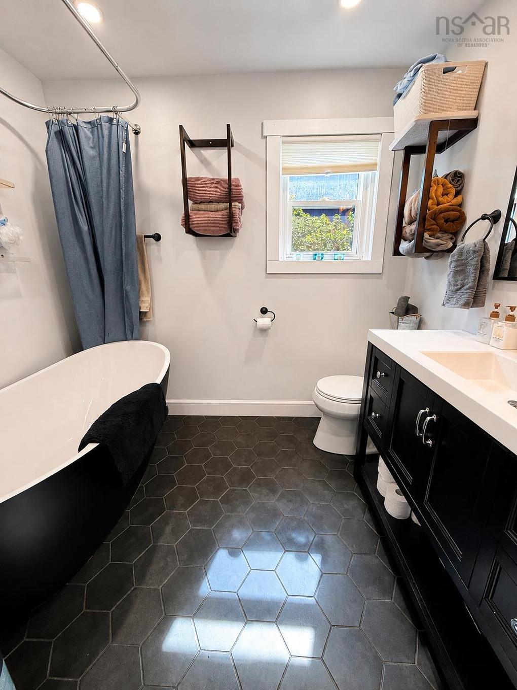364 Queen Street, Truro, NS - Indoor Photo Showing Bathroom