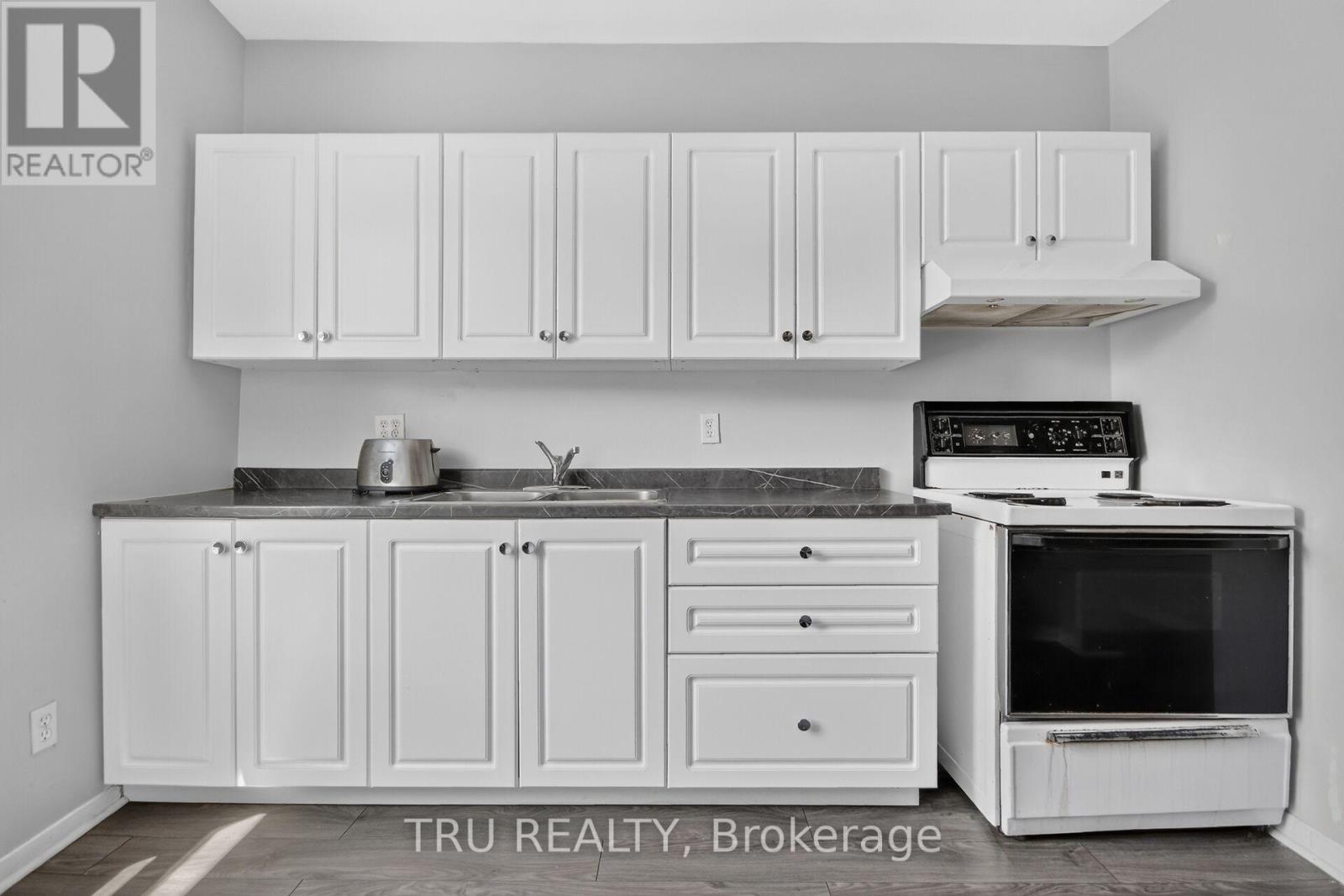 45 Bell Street N, Ottawa, ON - Indoor Photo Showing Kitchen With Double Sink