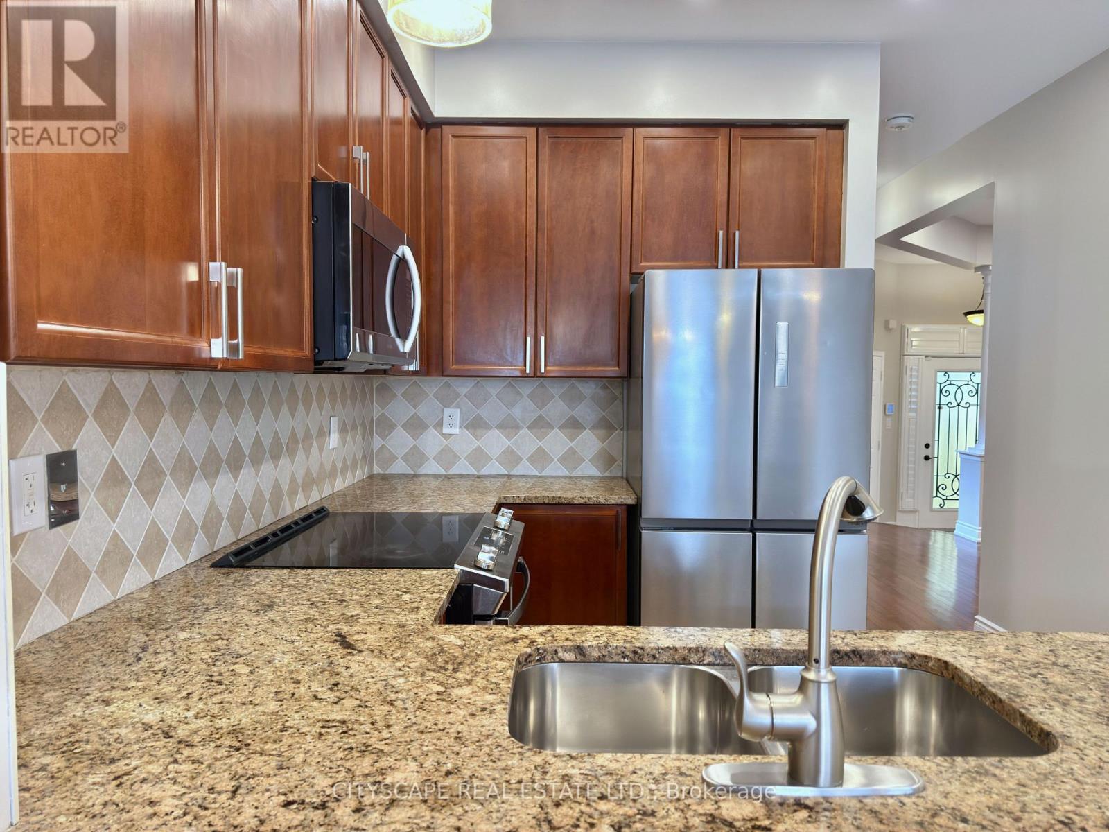 5409 Bestview Way, Mississauga, ON - Indoor Photo Showing Kitchen With Stainless Steel Kitchen With Double Sink With Upgraded Kitchen