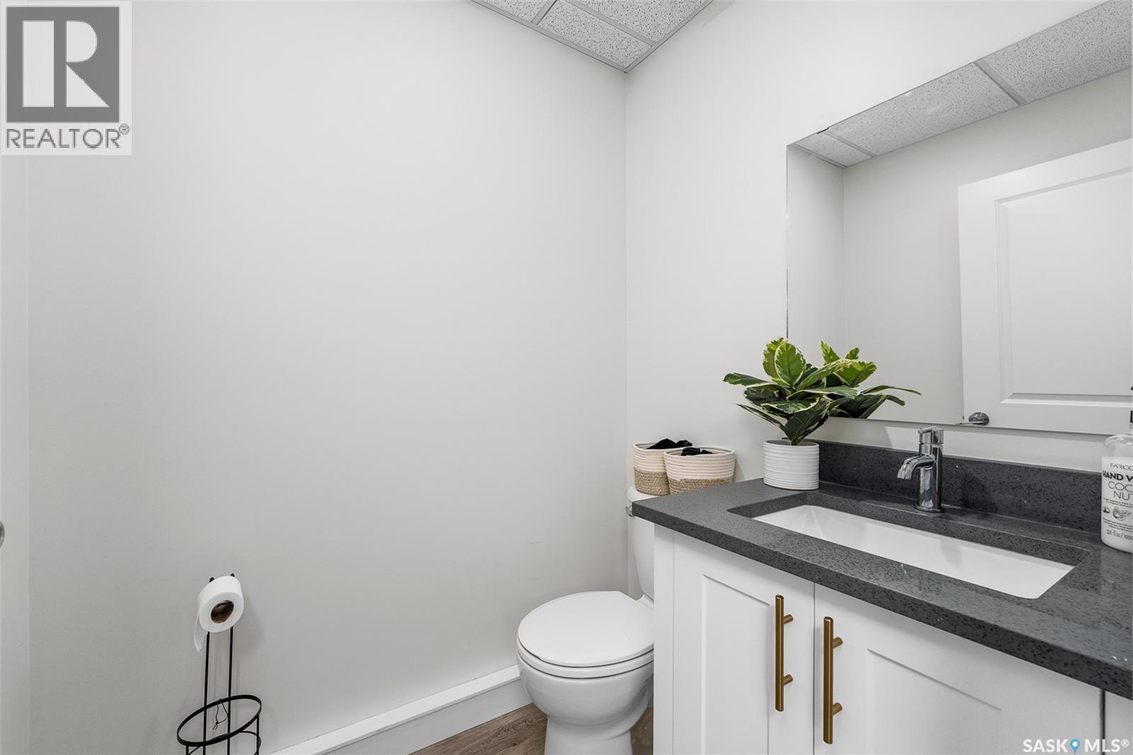 424 9Th Avenue W, Moose Jaw, SK - Indoor Photo Showing Bathroom