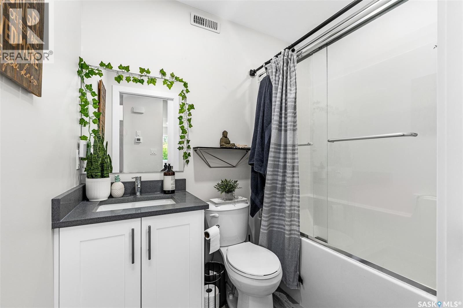 424 9Th Avenue W, Moose Jaw, SK - Indoor Photo Showing Bathroom