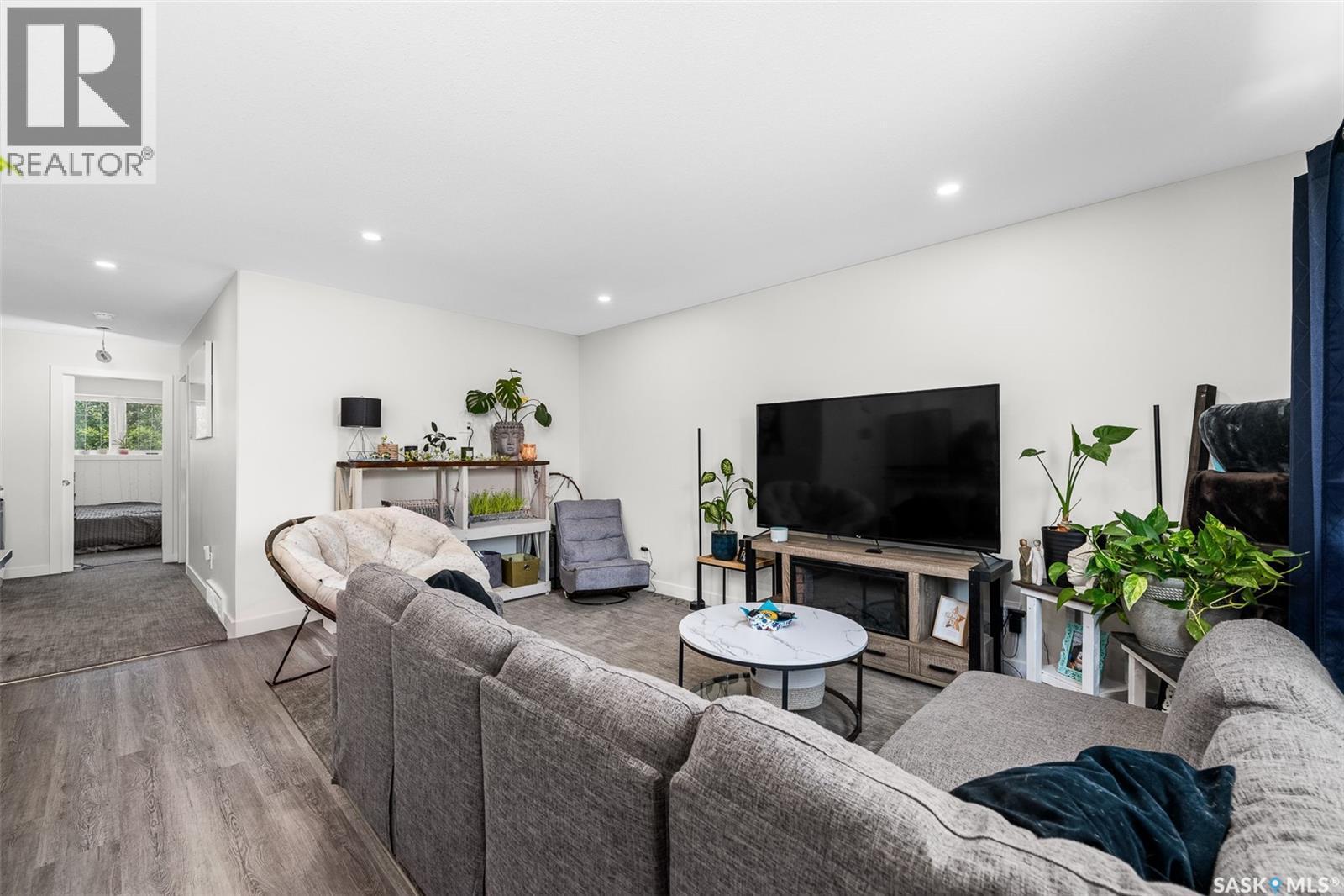 424 9Th Avenue W, Moose Jaw, SK - Indoor Photo Showing Living Room