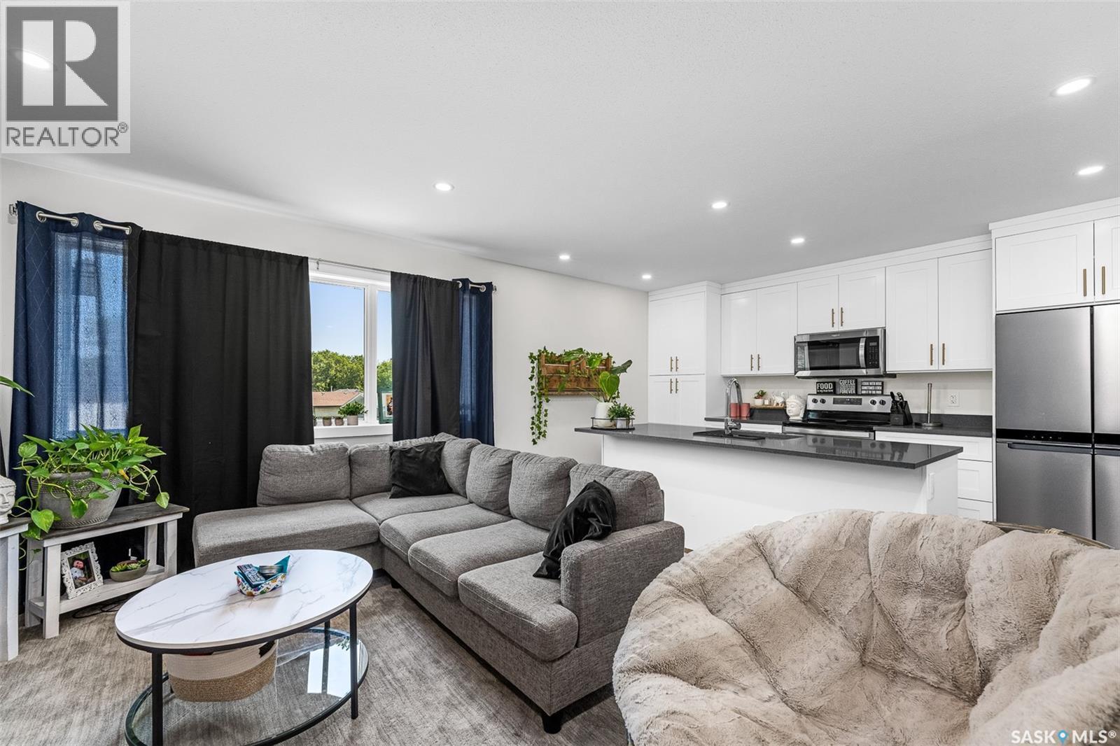 424 9Th Avenue W, Moose Jaw, SK - Indoor Photo Showing Living Room
