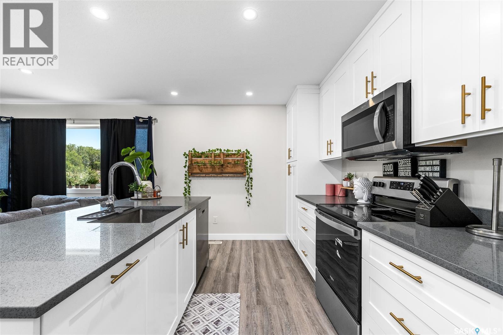 424 9Th Avenue W, Moose Jaw, SK - Indoor Photo Showing Kitchen With Upgraded Kitchen