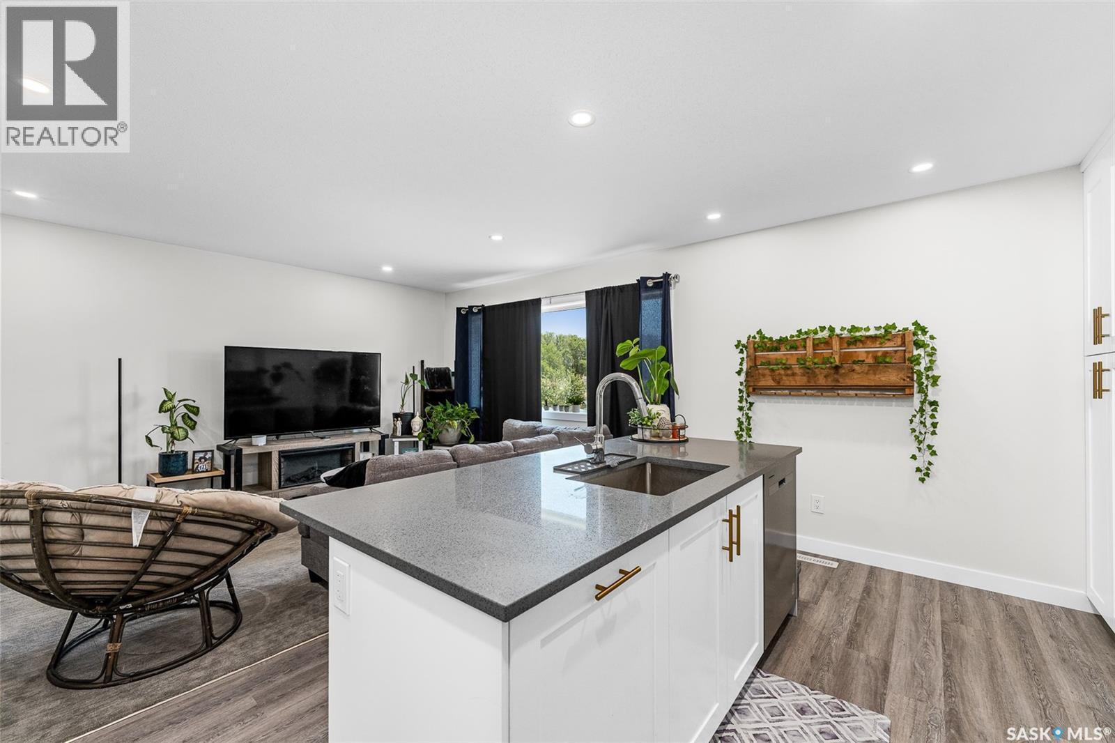 424 9Th Avenue W, Moose Jaw, SK - Indoor