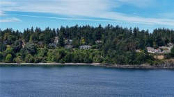 2226 Arbutus Rd Saanich, BC V8N 1V3