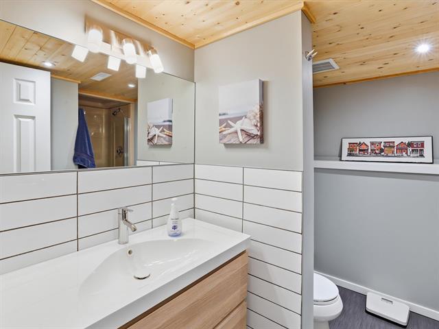 192 Pulberry St, Winnipeg, MB - Indoor Photo Showing Bathroom
