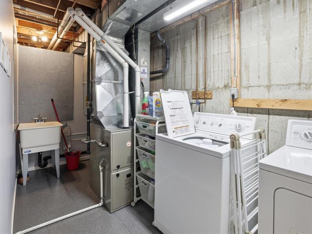 192 Pulberry St, Winnipeg, MB - Indoor Photo Showing Laundry Room