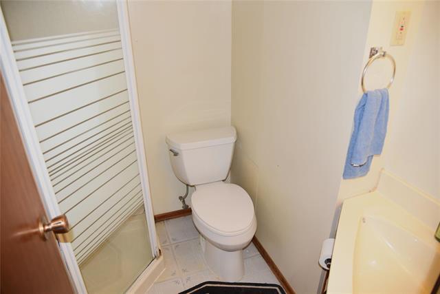 86 Mutchmor Cl, Winnipeg, MB - Indoor Photo Showing Bathroom