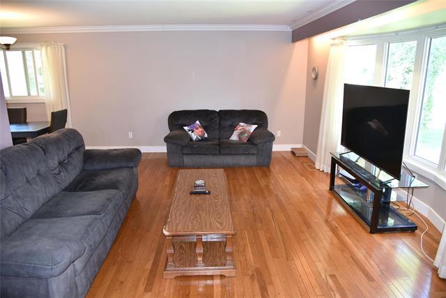 86 Mutchmor Cl, Winnipeg, MB - Indoor Photo Showing Living Room