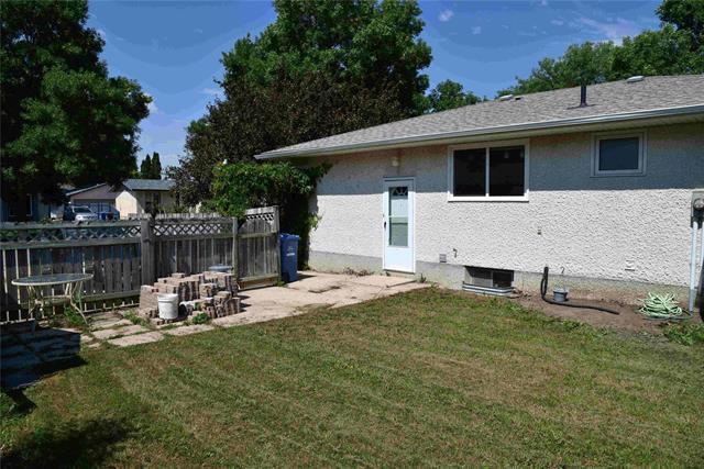 86 Mutchmor Cl, Winnipeg, MB - Outdoor