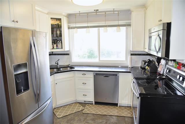 86 Mutchmor Cl, Winnipeg, MB - Indoor Photo Showing Kitchen With Double Sink