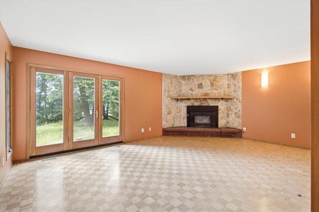 520 Christie Rd, Winnipeg, MB - Indoor Photo Showing Living Room With Fireplace