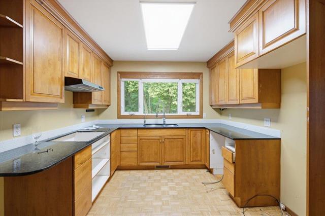 520 Christie Rd, Winnipeg, MB - Indoor Photo Showing Kitchen With Double Sink