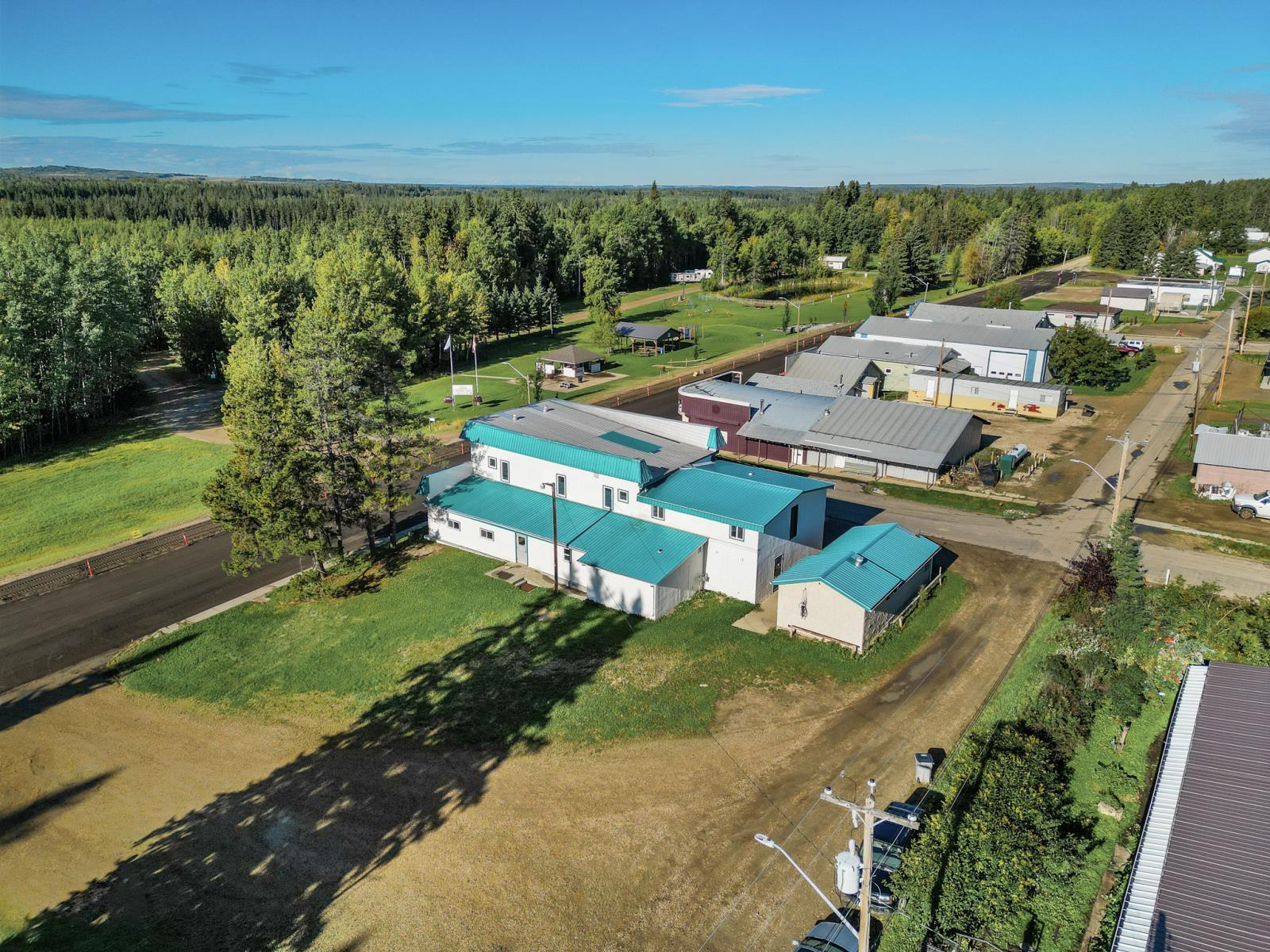 102 2 Avenue, Winfield, AB