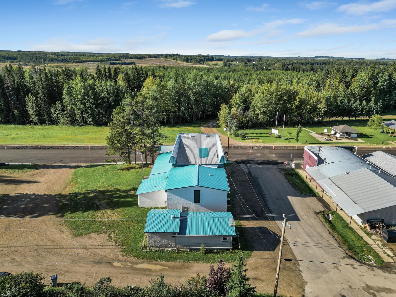 102 2 Avenue, Winfield, AB