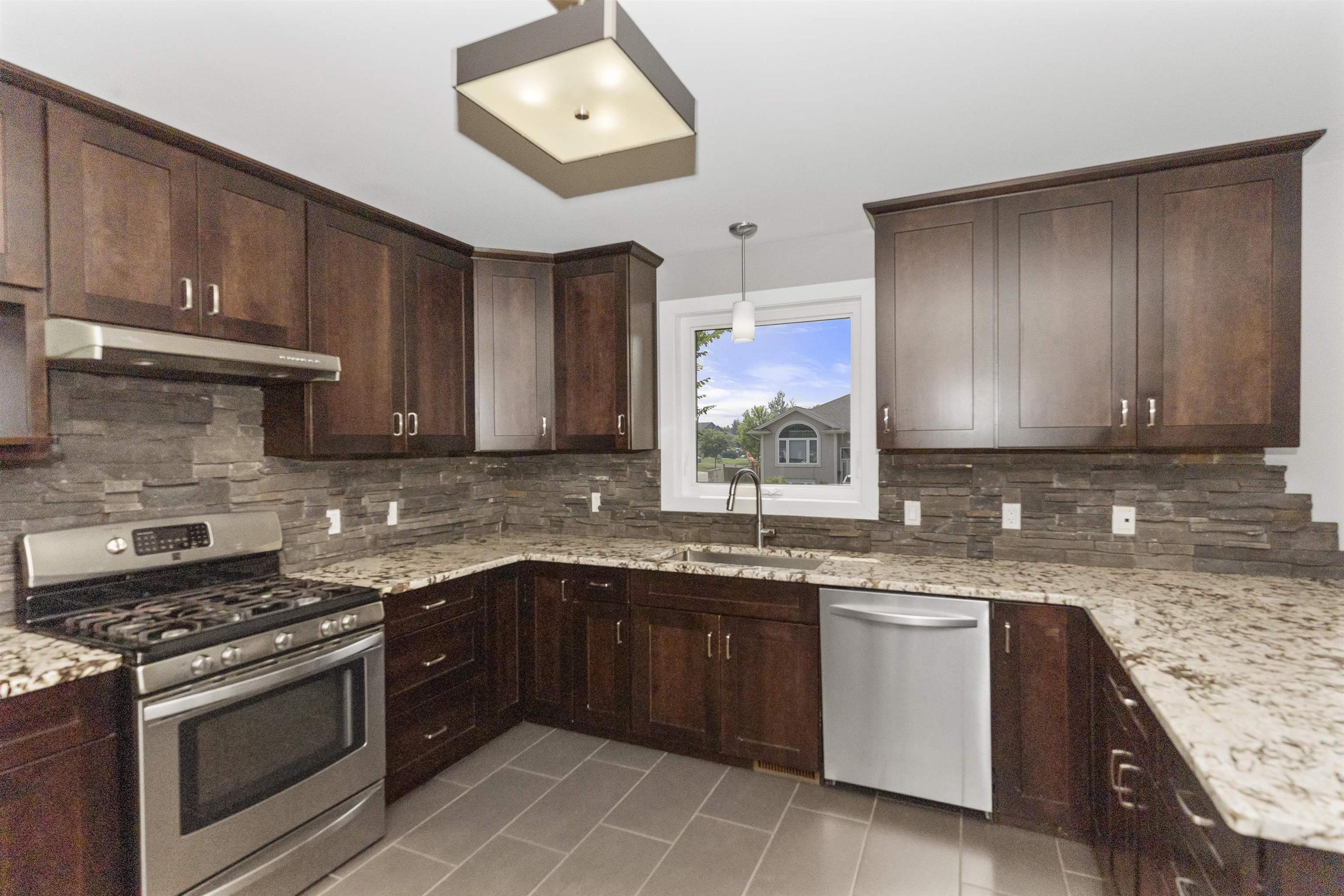 461 Longbow Street, Thunder Bay, ON - Indoor Photo Showing Kitchen With Upgraded Kitchen