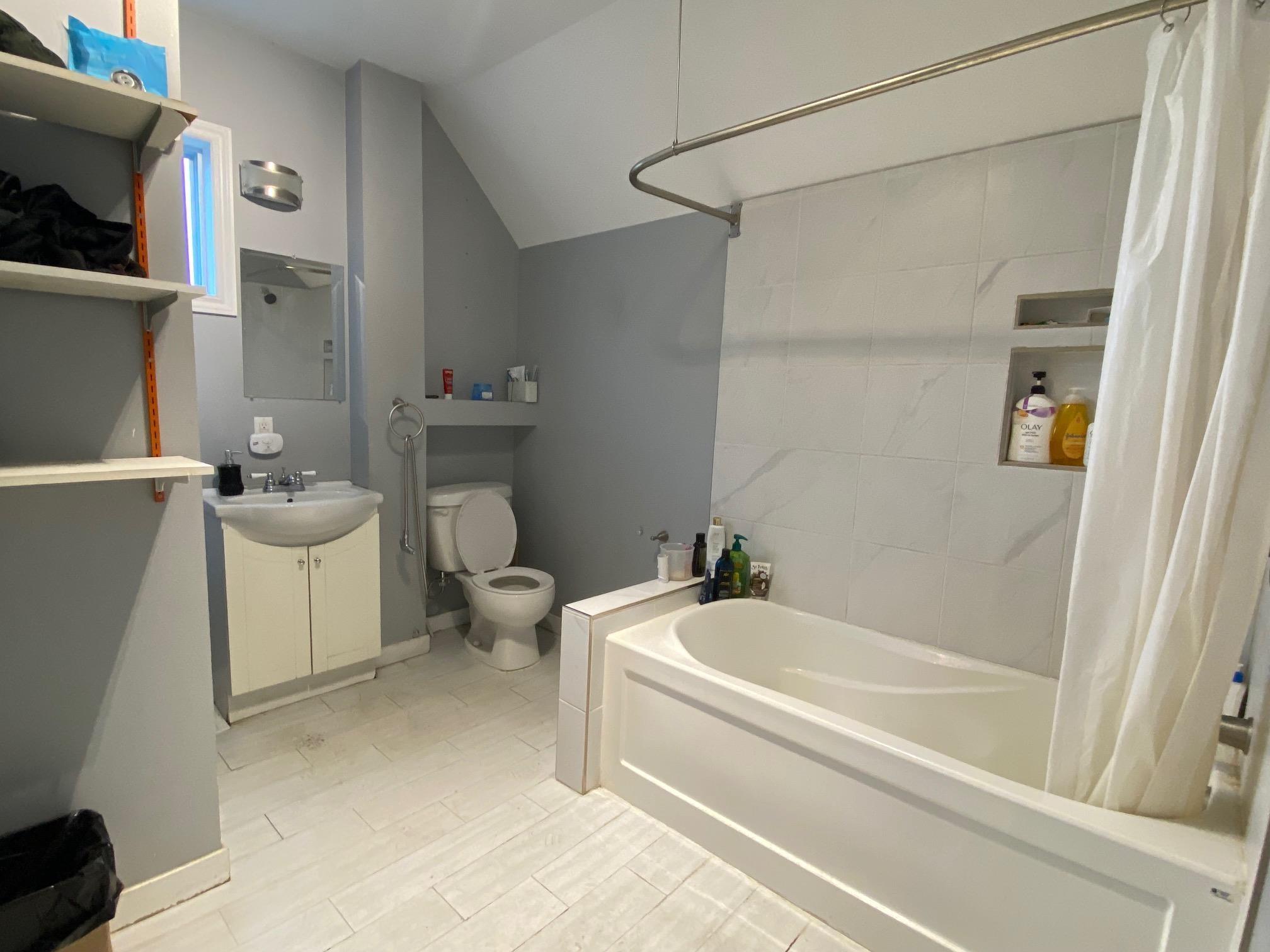 12 Machar Avenue, Thunder Bay, ON - Indoor Photo Showing Bathroom