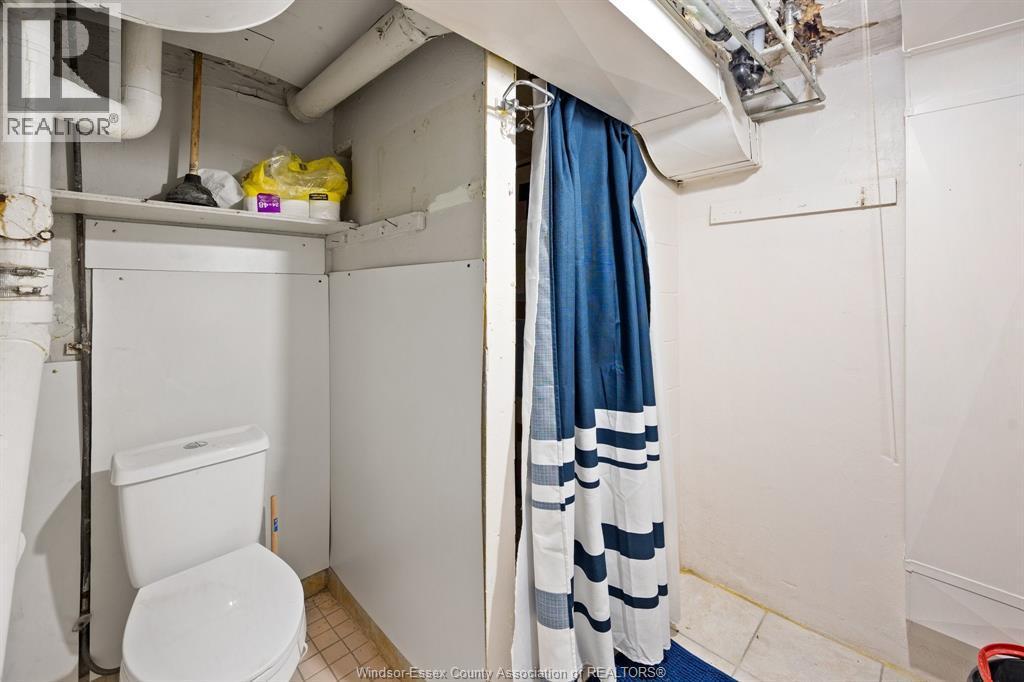 636 Cabana, Windsor, ON - Indoor Photo Showing Bathroom
