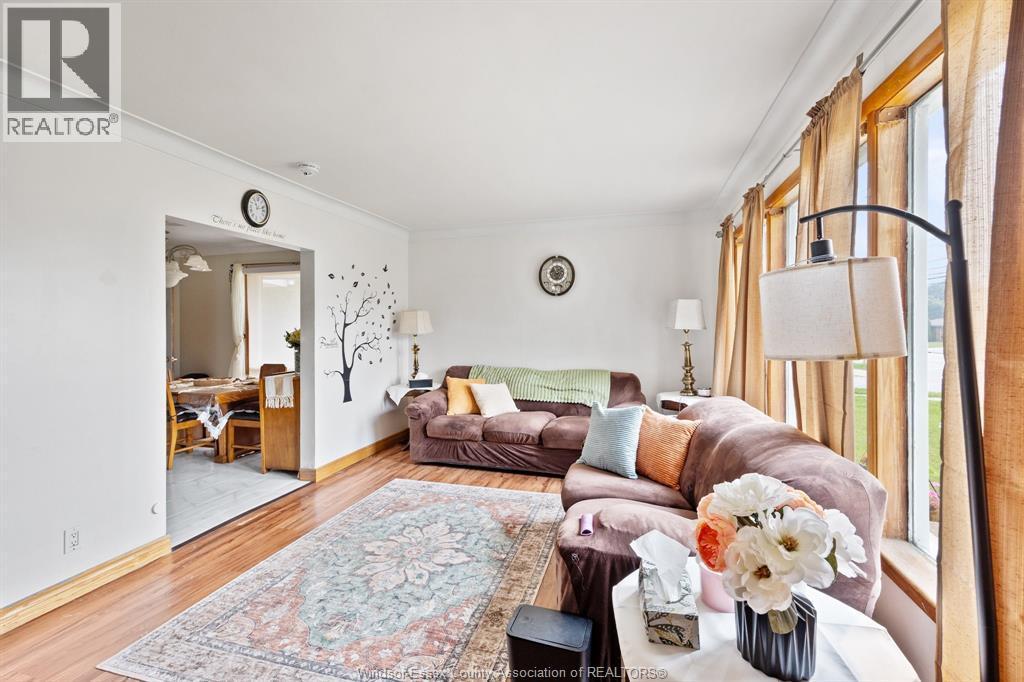 636 Cabana, Windsor, ON - Indoor Photo Showing Living Room