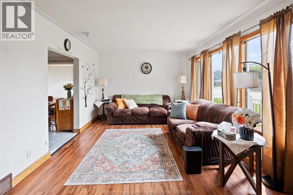 636 Cabana, Windsor, ON - Indoor Photo Showing Living Room