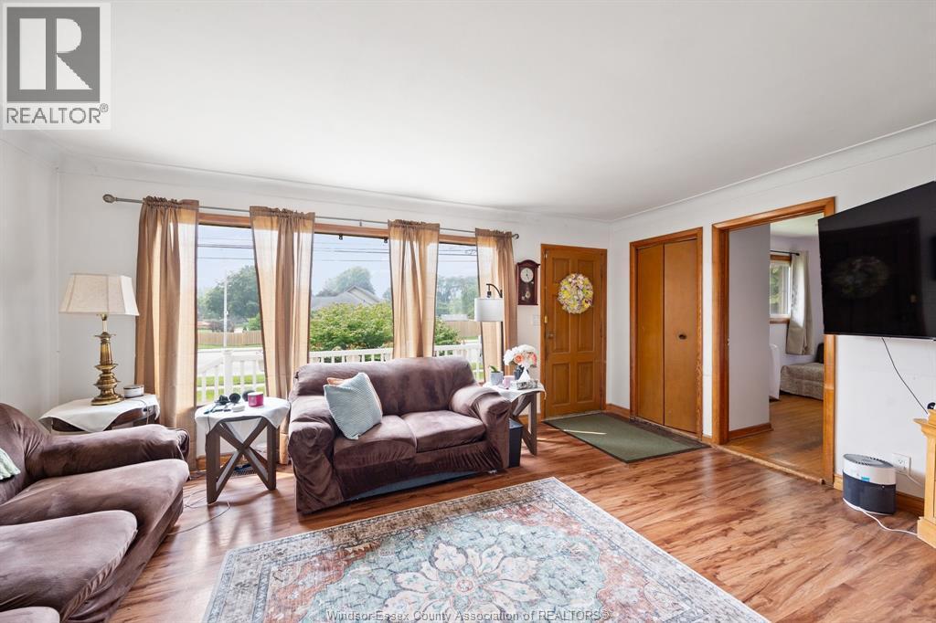 636 Cabana, Windsor, ON - Indoor Photo Showing Living Room