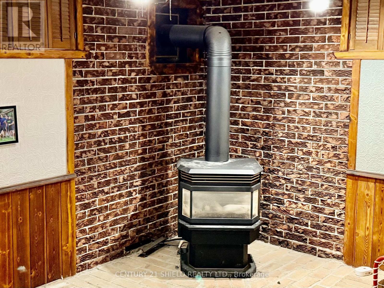 Gas fireplace rec rm - 785 Sandfield Crescent, Cornwall, ON -