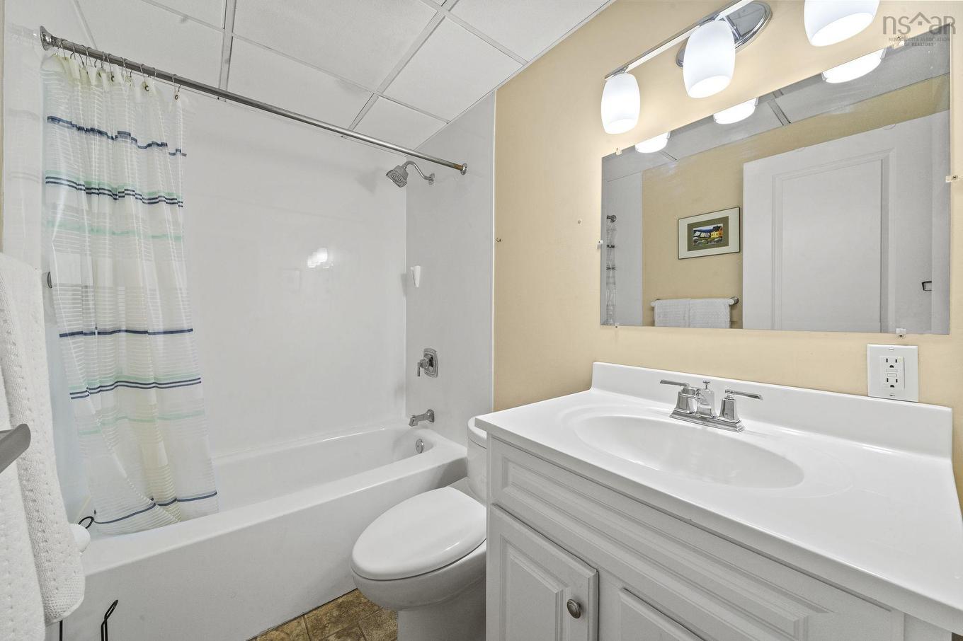 Ph6 5572 North Ridge Road, Halifax, NS - Indoor Photo Showing Bathroom