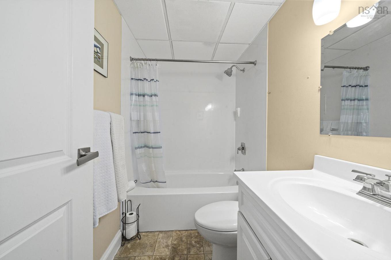 Ph6 5572 North Ridge Road, Halifax, NS - Indoor Photo Showing Bathroom