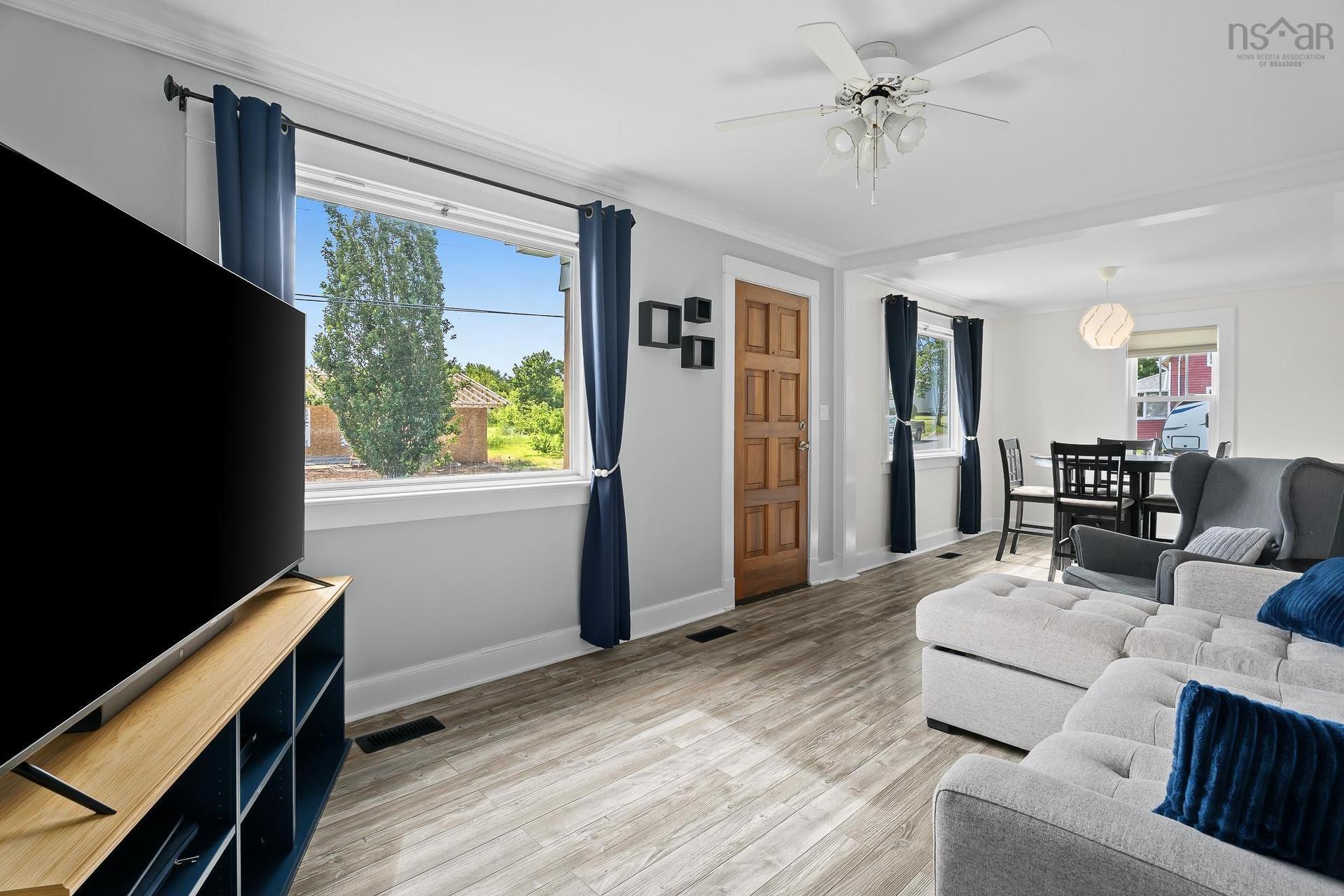 42 Asquith Avenue, Stewiacke, NS - Indoor Photo Showing Living Room