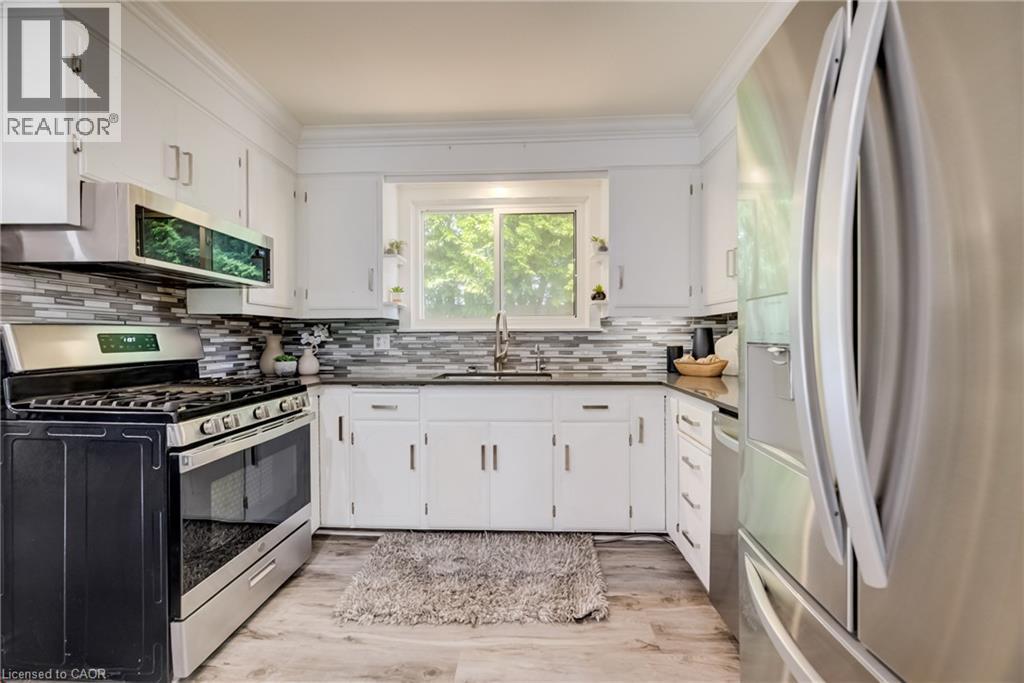 85 Foxhunt Road, Waterloo, ON - Indoor Photo Showing Kitchen With Upgraded Kitchen