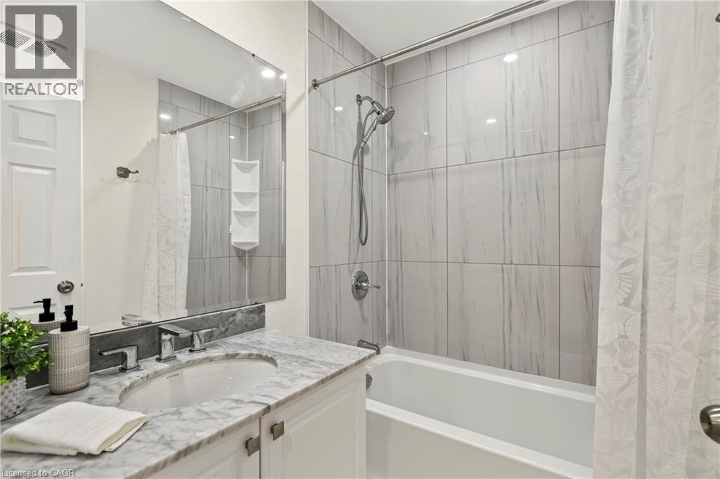 85 Lavina Crescent, Hamilton, ON - Indoor Photo Showing Bathroom