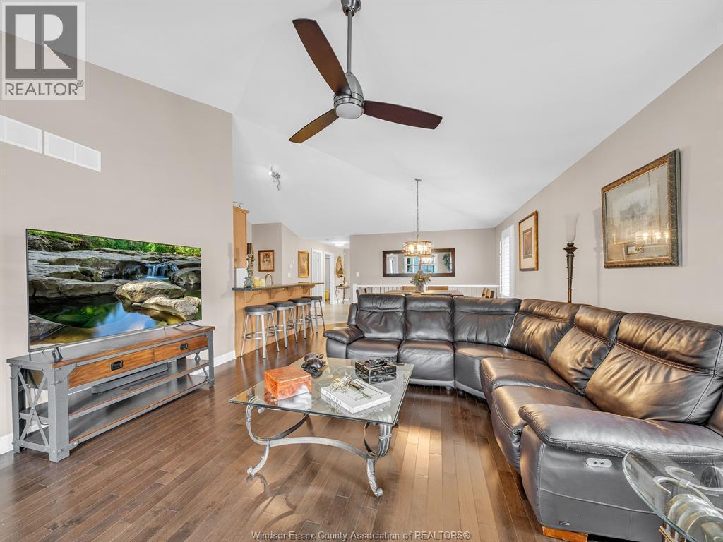 2425 Skinner, Lasalle, ON - Indoor Photo Showing Living Room
