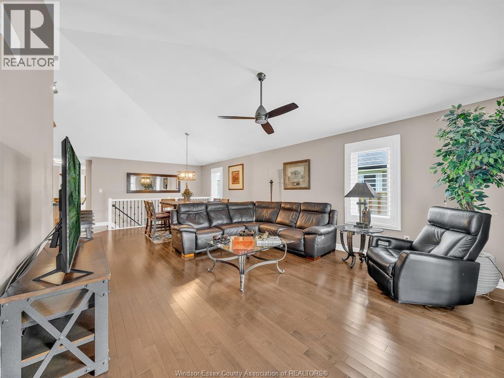 2425 Skinner, Lasalle, ON - Indoor Photo Showing Living Room