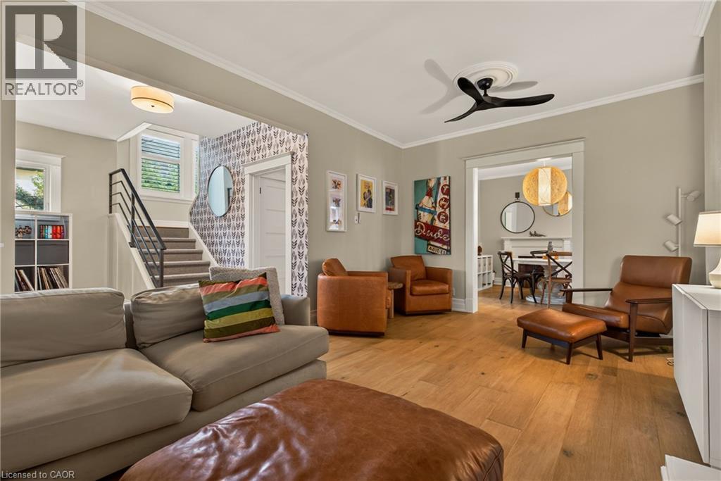 61 Mountain Avenue, Hamilton, ON - Indoor Photo Showing Living Room