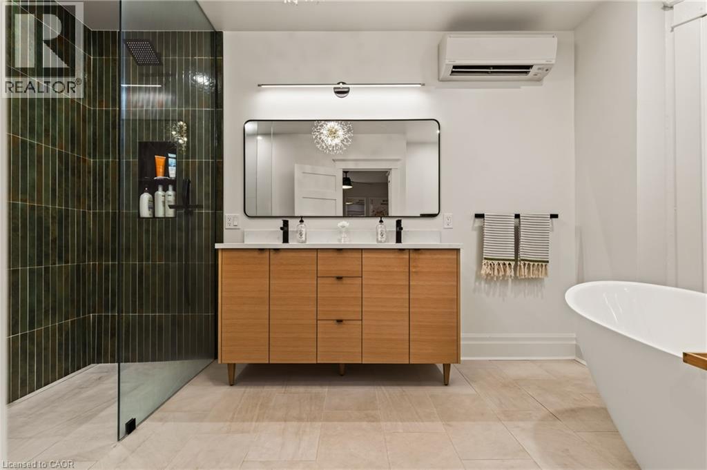 61 Mountain Avenue, Hamilton, ON - Indoor Photo Showing Bathroom