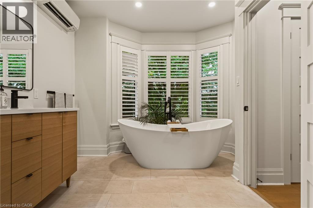 61 Mountain Avenue, Hamilton, ON - Indoor Photo Showing Bathroom